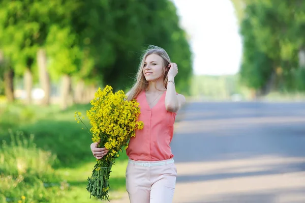 Mujer Joven Con Ramo Colores Amarillos Pasea Por Camino Del — Foto de Stock