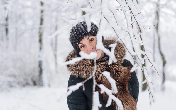 Зимовий Портрет Молодої Жінки Холодний День Відкритому Повітрі Жінка Теплому — стокове фото