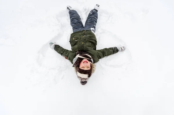 Menino Divertindo Dia Inverno Vista Cabeça Criança Que Põe Apartamento — Fotografia de Stock