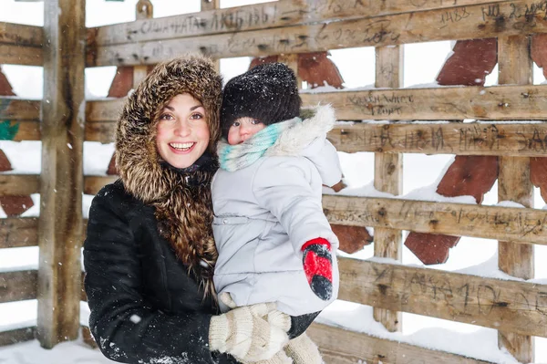 Mother Baby Daughter Hands Standing Plank Stage Clear Winter Day — Stock Photo, Image