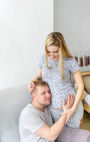 Niedliche Junge Stilvolle Schwangere Paar Sitzt Auf Dem Sofa Mann — Stockfoto