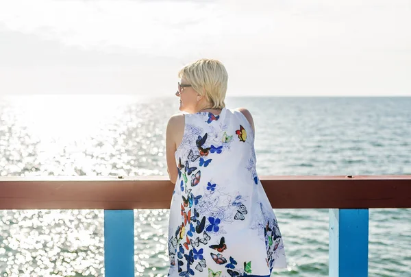 Piękna Kobieta Dorosłych Okularach Przeciwsłonecznych Stoją Most Podziwia Piękno Morza — Zdjęcie stockowe
