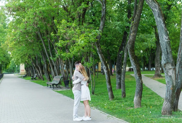 Jemný Objetí Mladého Páru Městském Parku Krásný Pár Dokonale Tráví — Stock fotografie