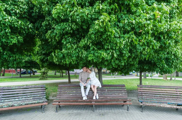 Güzel çift mükemmel zaman şehir parkı içinde geçirir..