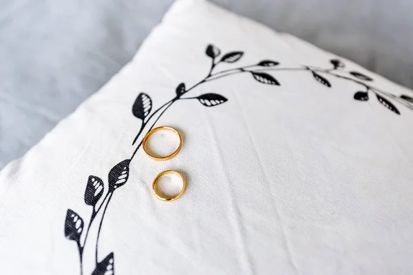 Anéis Casamento Dourados Travesseiro Branco Fechar — Fotografia de Stock