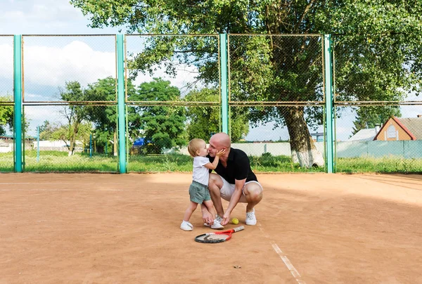 Забавно Перед Грою Батько Цілує Доньку Перед Грою Теніс — стокове фото