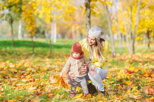 Felices Caminatas Familiares Parque Otoño Madre Hija Pequeña Aire Libre — Foto de Stock