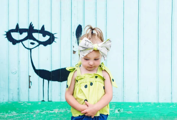 Niña Triste Con Arco Mirando Hacia Abajo Con Fondo Pared — Foto de Stock