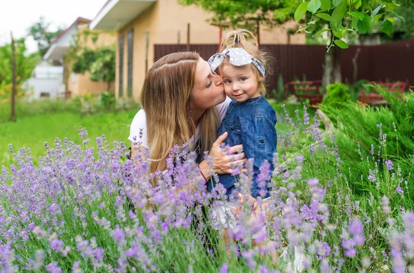 Młoda Matka Kaukaski Pocałować Córeczkę Zewnątrz Reszty Rodziny Wsi Niebieskie — Zdjęcie stockowe