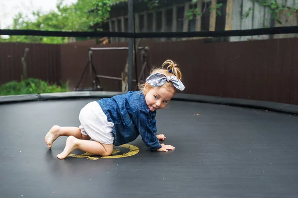 Activa Niña Descalza Juega Aire Libre Patio Recreo Niña Linda —  Fotos de Stock