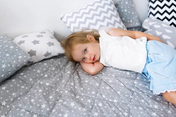 Retrato Uma Menina Bonita Quieta Deitada Cama Entre Travesseiros Seu — Fotografia de Stock