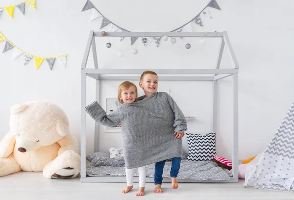 Entzückende Kleine Kinder Großen Grauen Pullovern Spielen Kinderzimmer Horizontales Porträt — Stockfoto