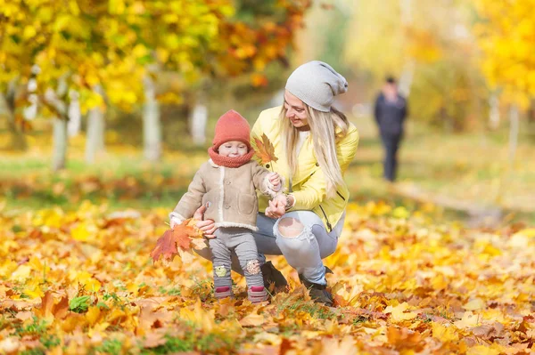 Mamá Hija Bebé Para Dar Paseo Otoño Retrato Horizontal — Foto de Stock