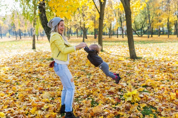 Happy Little Girl His Mother Playing Autumn Park Playful Mother — Stock Photo, Image