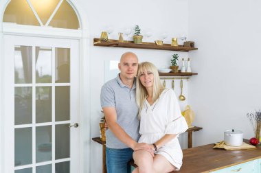 Mutlu çift evde onların mutfakta. Yatay dikey