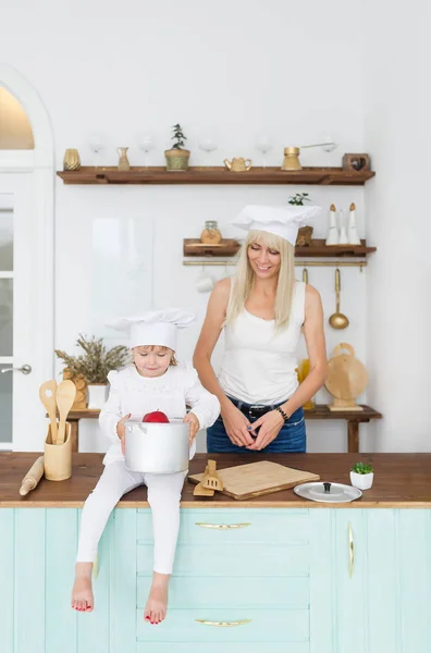 Feliz Madre Rubia Hija Pequeña Gorra Blanca Cocina Casera Concepto —  Fotos de Stock