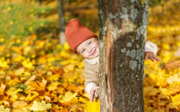 Ritratto Bambina Felice Berretto Maglia Che Guarda Macchina Fotografica Mentre — Foto Stock