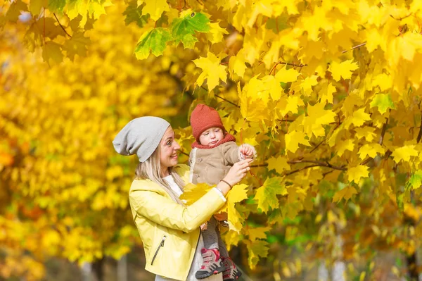 Happy Mother Little Daughter Maple Leaf Autumn Park Family Season — Stock Photo, Image