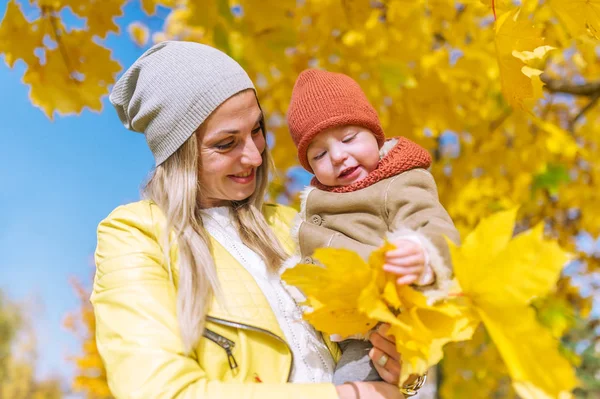 Feliz Madre Hija Pequeña Con Hoja Arce Parque Otoño Concepto — Foto de Stock