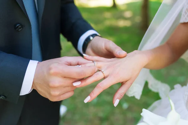 Fechar Noivo Colocando Anel Ouro Casamento Mão Noivas — Fotografia de Stock