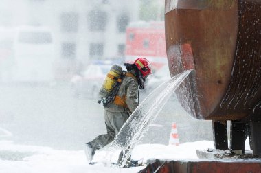 Kurtarma ekipleri, endüstriyel tesis kaydetmek için bir kimyasal tesis çalışmaları. Kurtarıcı kimyasal kaza sonuçlarını ortadan kaldırır.