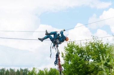 Gomel, Belarus, 19 Temmuz 2018: Egzersiz kurtarma birimleri. Eğitim kurtarma insanlar kurtarma'yı kullanarak ip teknikleri