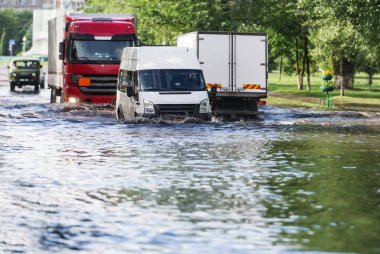 Şehir trafiği sular altında şehrin sokak boyunca. Şiddetli yağmur sonra kasaba Gomel Belarus birikintilerini. 