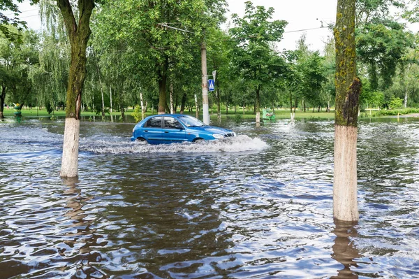 Bilen Flytta Översvämmad Väg Staden Horisontella Foto — Stockfoto