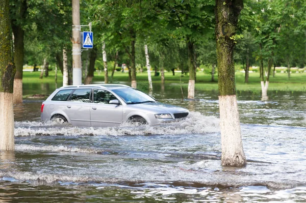 Автомобіль Переміщення Затопленій Дорозі Місті Через Пішохідний Перехід — стокове фото