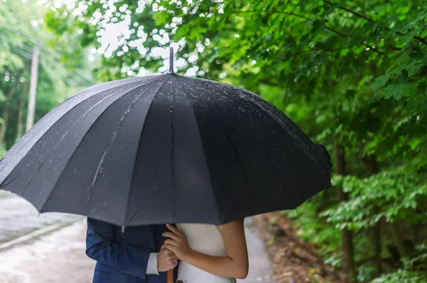 Casal Amoroso Homens Mulheres Abrigam Juntos Sob Guarda Chuva Chuva — Fotografia de Stock