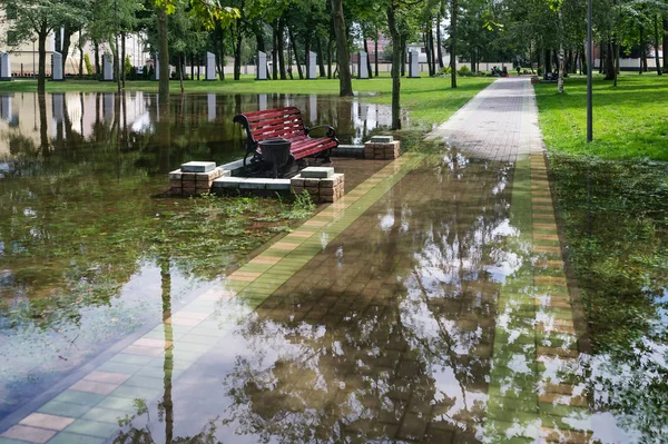 Passarela Banco Parque Inundado Com Água Após Chuva Fotografia Horizontal — Fotografia de Stock