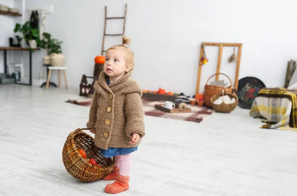 Linda Niña Con Una Cesta Está Habitación Grande Blanca Concepto —  Fotos de Stock