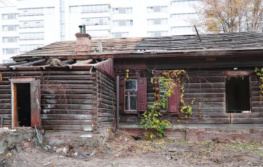 Ahşap ev kırık cam içinde pencere eşiği ile terk edilmiş.