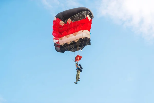 Fallschirmspringer Und Bunter Fallschirm Vor Blauem Himmel — Stockfoto