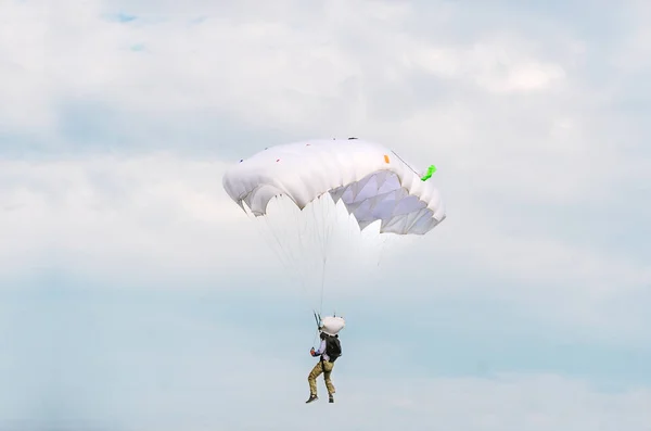Paracaidista Paracaídas Blanco Fondo Del Cielo —  Fotos de Stock