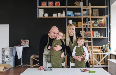 Yaratıcı Studio aile portresi. Veliler ve çocuklar.