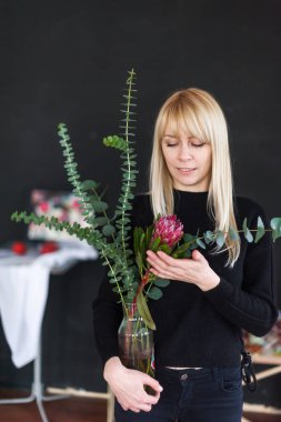 Güzel çiçek protea sarışın kadın, elinde. İyi Afrika gül