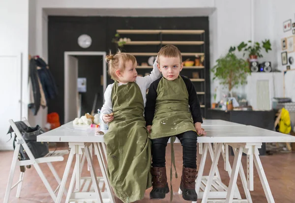 Brother Little Sister Aprons Sitting Big White Table Creative Studio — Stock Photo, Image