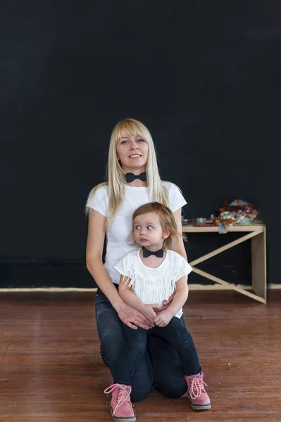 Portrait Jeune Mère Avec Petite Fille Assise Sur Sol Bois — Photo