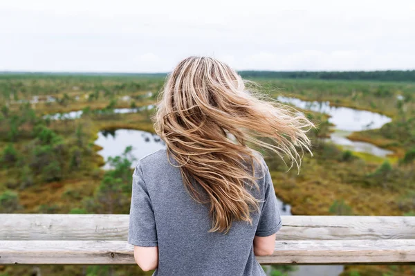 Dziewczyna Piękne Długie Włosy Zatrzymał Się Most Plecaka Aby Cieszyć — Zdjęcie stockowe