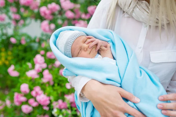 Mother Newborn Baby Flowers Garden Closeup Portrait — Stock Photo, Image