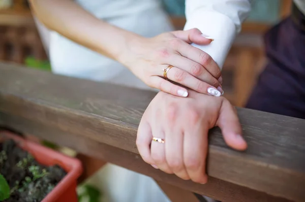 Mãos Noiva Noivo Corrimão Acessórios Casamento — Fotografia de Stock