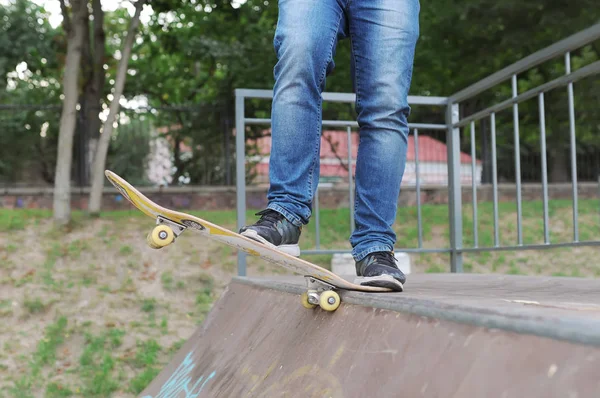Foot Sneakers Jeans Skateboarder Race Closeup Photo — Stock Photo, Image