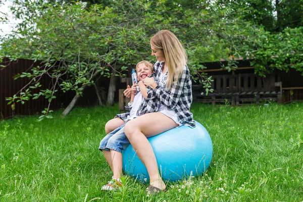 Anne Oğlu Yeşil Çimenlerin Üzerinde Gün Anda Oynamak Aile Açık — Stok fotoğraf