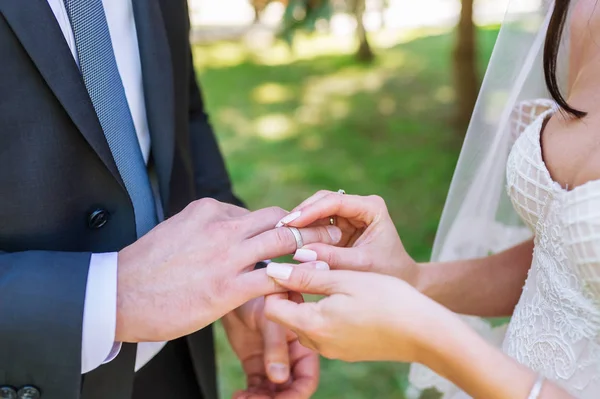 Mãos Casal Recém Casados Com Anéis Casamento Fechar Foto — Fotografia de Stock