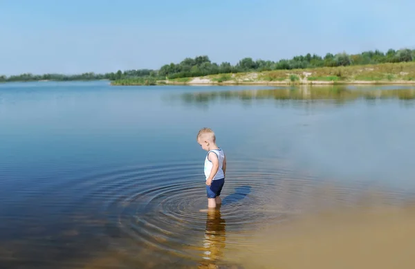 Chłopca Biały Podkoszulek Szorty Stoją Wodzie Rzeki Widok Boku — Zdjęcie stockowe