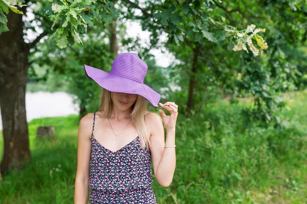 Una Mujer Con Sombrero Violeta Está Parque Verde Mujer Esconde —  Fotos de Stock