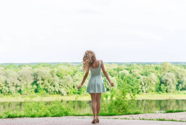 Mujer Romántica Joven Aire Libre Vista Trasera — Foto de Stock