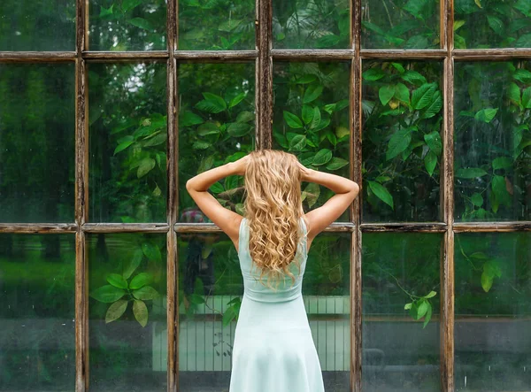 Bir Botanik Bahçesi Genç Romantik Kadın Arkadan Görünüm — Stok fotoğraf