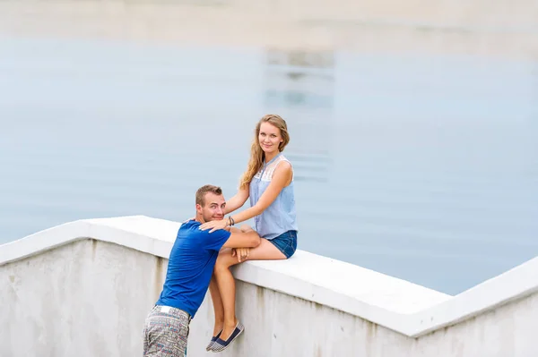 Joyeux Couple Relaxant Sur Quai Rivière Dans Parc Été Portrait — Photo